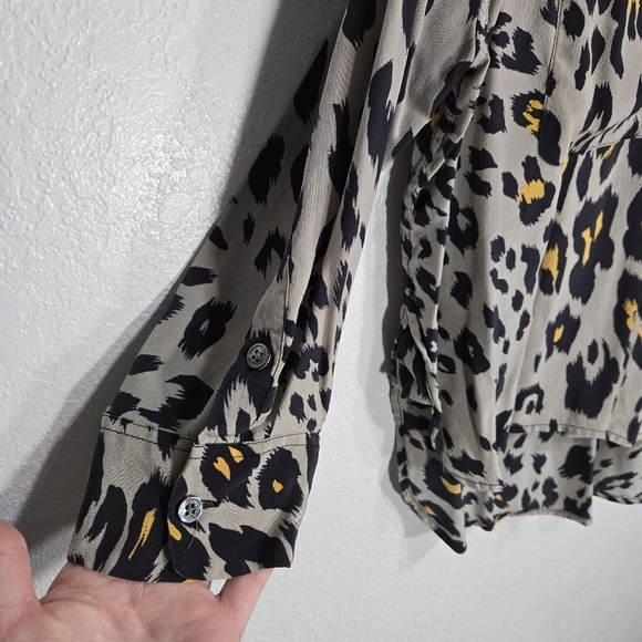 Equipment Femme Medium Silk Animal Print Button Crop Blouse - Picture 4 of 7